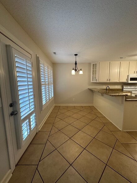 Building Photo - 722 Hobbs Rd SE