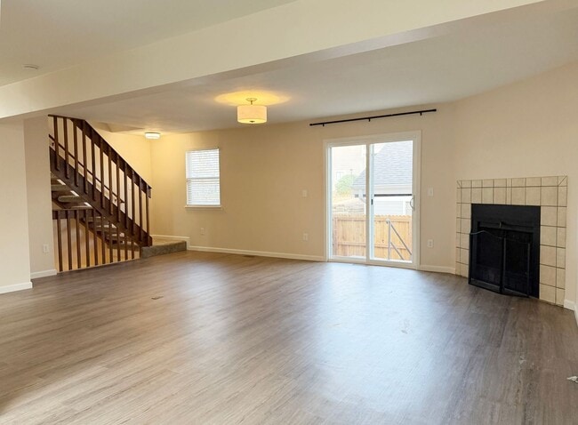 Building Photo - Exceptional 3-bedroom, 2.5-bathroom end unit townhouse located in Arvada