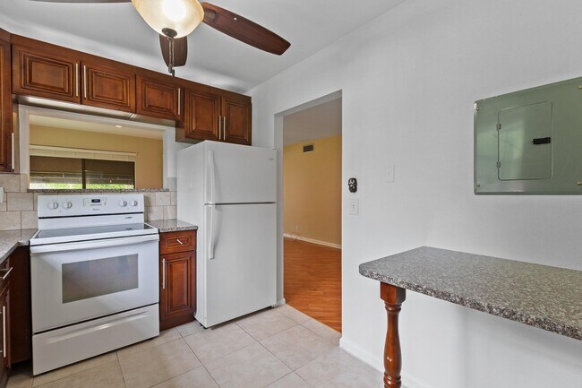 Building Photo - 5040 Rose Hill Dr
