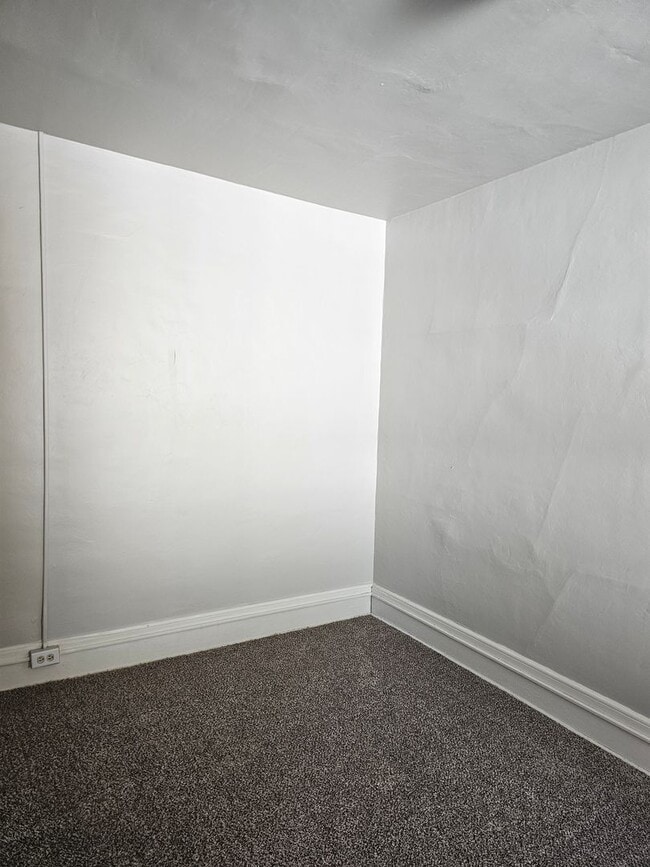 Building Photo - 1105 W 29th St