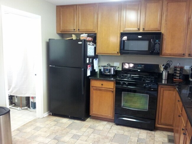 Building Photo - Lakemoor 2 Bedroom 2.5 Condo Coming in June!