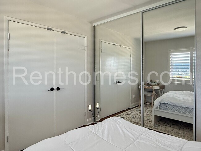 Building Photo - 11872 Bernardo Terrace