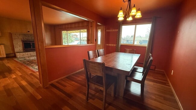 Building Photo - Spunky 3 Bedroom House in Westchester Lagoon! Available NOW!