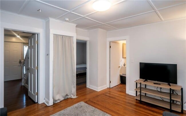 Building Photo - 11 Young St