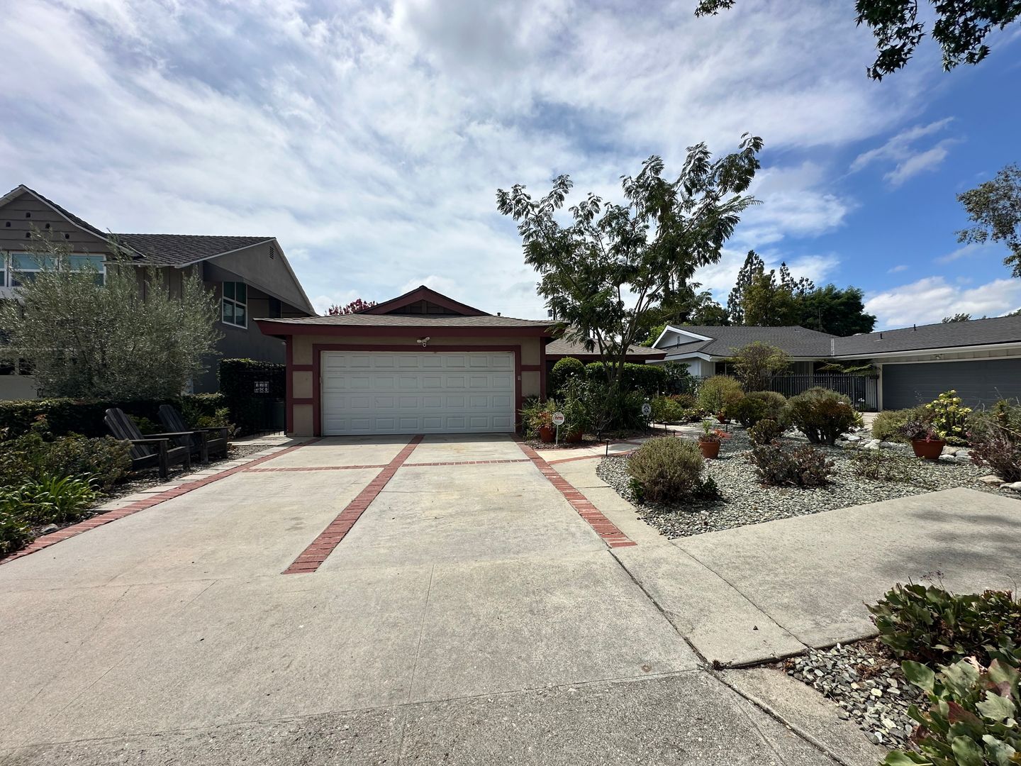 Building Photo - Rare Sherman Oaks Lease | 4beds + 3baths + Large Office in a tree lined street with a large yard,...