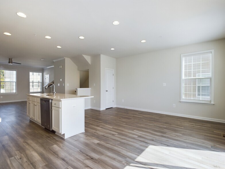 Building Photo - 25 Chester Ct