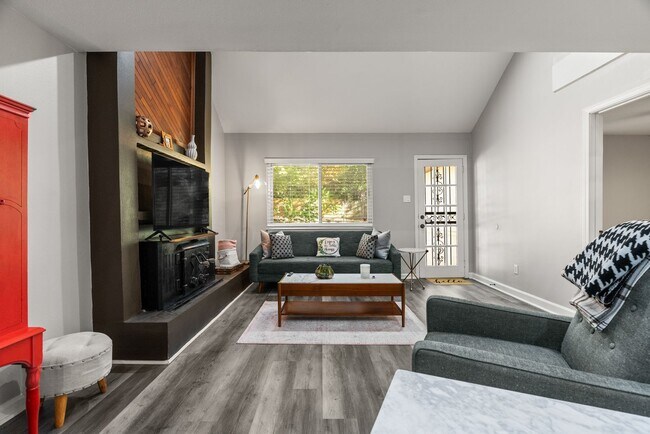 Building Photo - 2 or 3 Bedroom Renovated Mid-Town Charmer