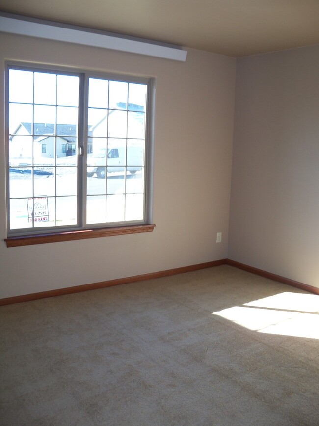 Building Photo - 2 BED | 2 BATH | DOUBLE GARAGE | TOWNHOME ...