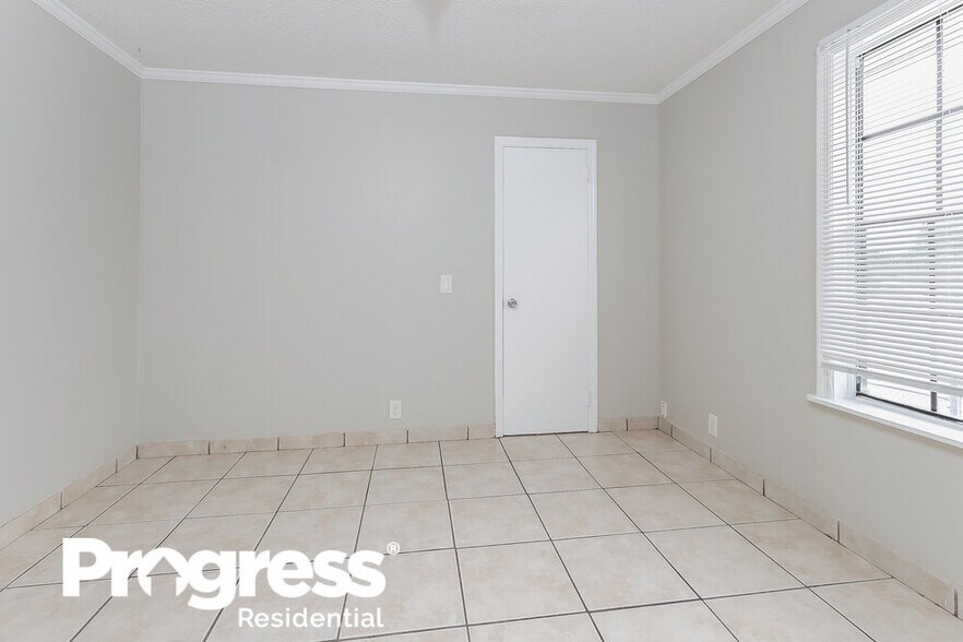 Building Photo - 1496 W 31st St