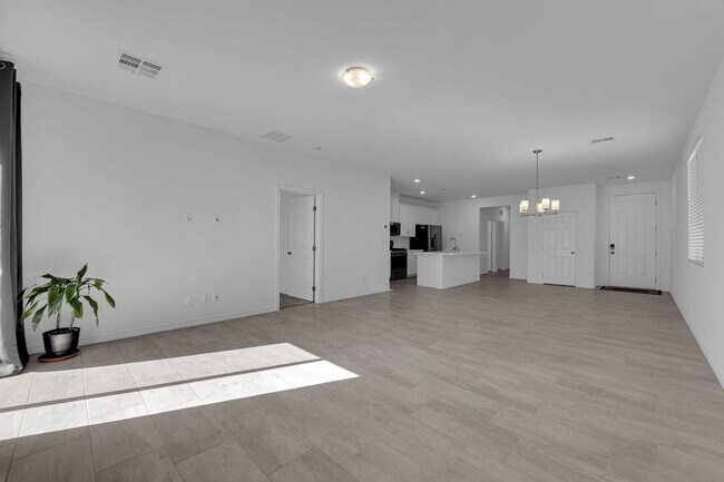 Building Photo - 3 bedroom home in gated community! Move in...