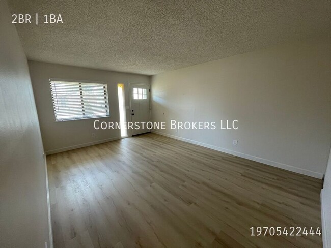 Building Photo - Newly remodeled apartment near Sunset base...