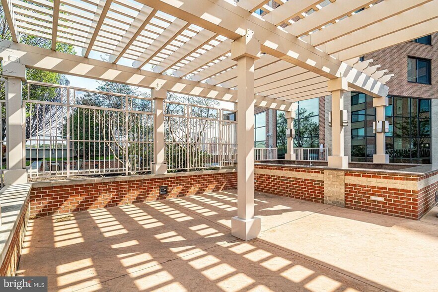 Grill Area on Pool Deck - 2451 Midtown Ave