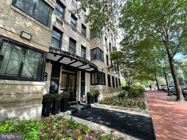 Building Photo - 1010 25th St NW