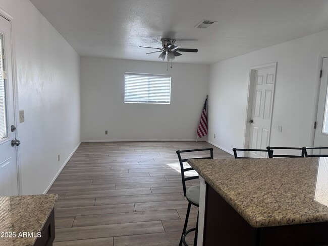 Building Photo - 308 E Ellis Dr