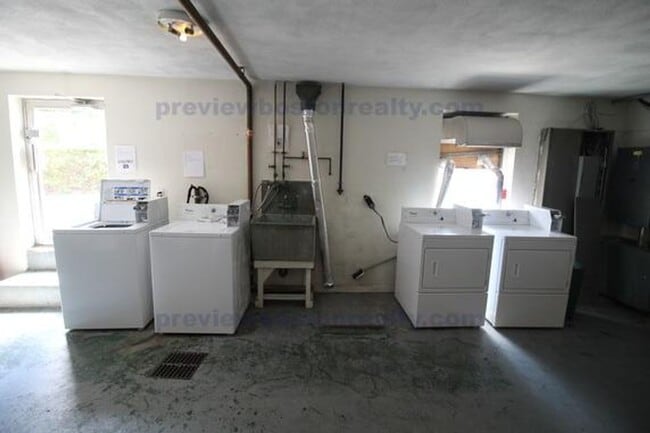 Building Photo - 2Br/1Bth apartment available June 1st ! Public transportation, close to shops and restaurants!