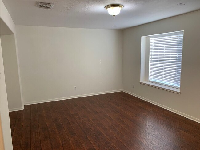 Building Photo - 8846 Gas Light Village Dr