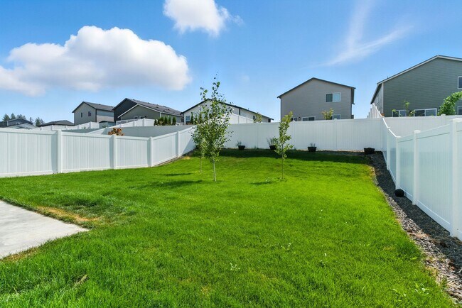 Building Photo - Beautifully Maintained Home in Coveted HOA...