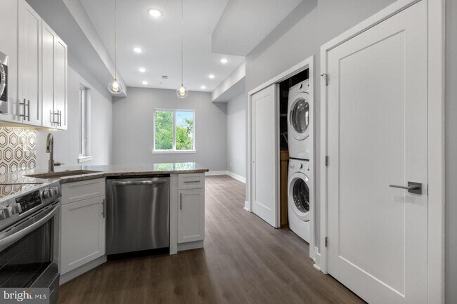 Building Photo - 2119 N Front St