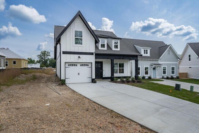 Building Photo - Spacious home with primary suite on main l...