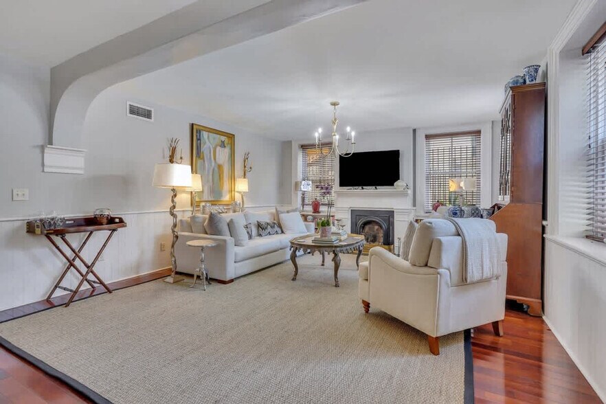 Building Photo - 9 W Gordon St