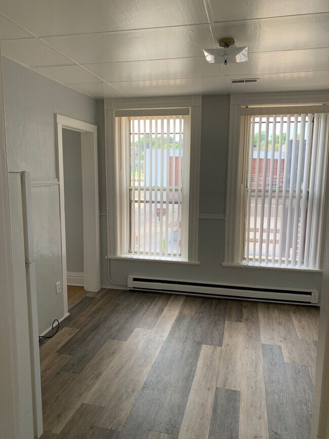 Building Photo - Large 1 br small living room and a very sm...