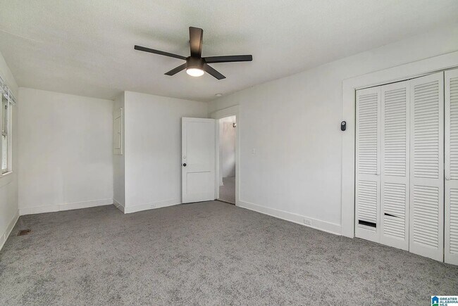 Building Photo - Charming Craftsman Bungalow in South East Lake