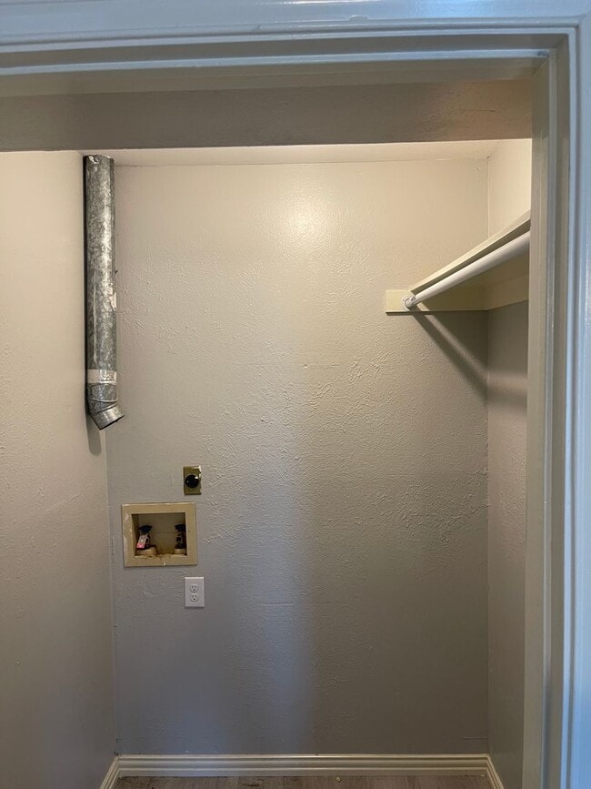 Building Photo - 5826 Sandhurst Ln