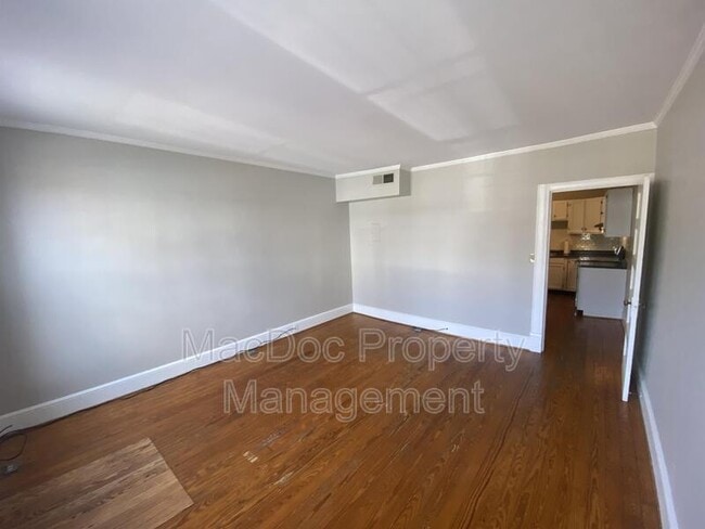 Building Photo - 806 Caroline St