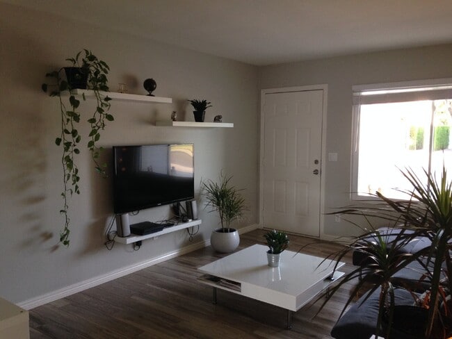 Building Photo - Wonderful 3bdrm 2bath Family Style Home in...