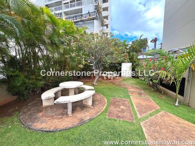 Building Photo - 1650 Piikoi St