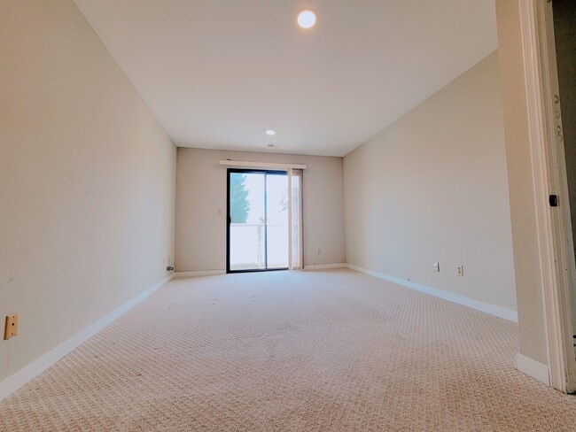 Building Photo - 3076 Fostoria Cir