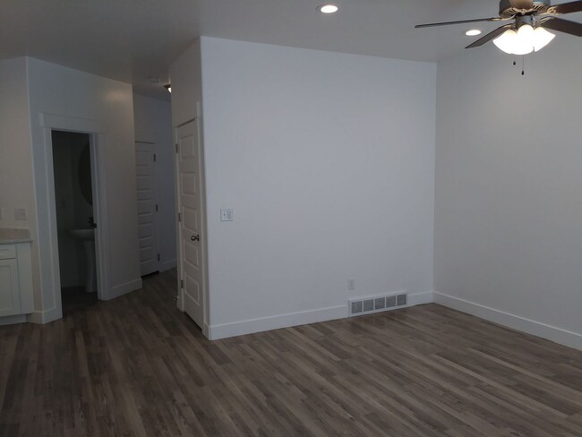 Building Photo - HOLIDAY MOVE-IN SPECIAL - PET FRIENDLY Bea...