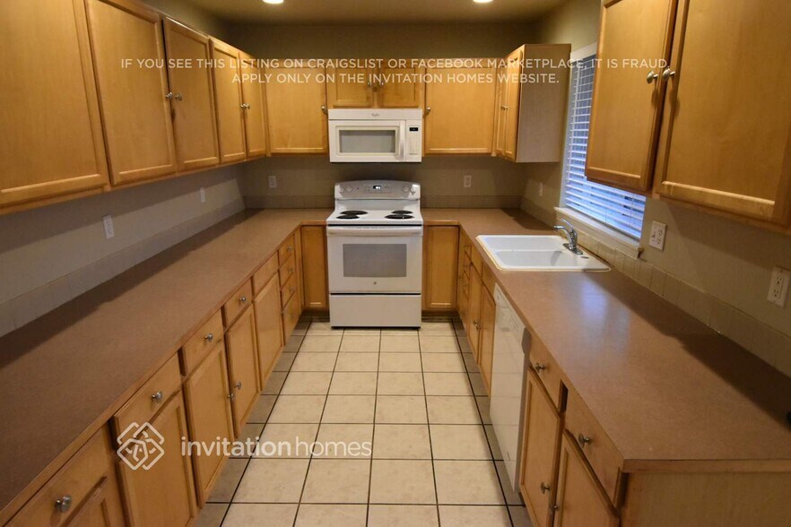 Building Photo - 13421 Des Moines Memorial Dr S