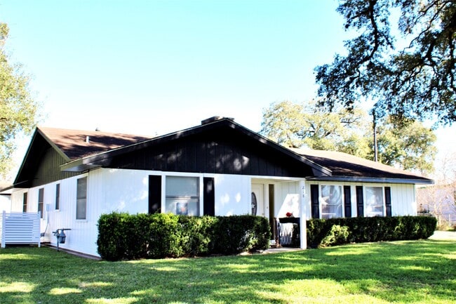 Building Photo - 218 Smith St