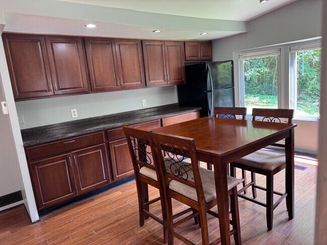 Building Photo - 4096 Simpson Ln