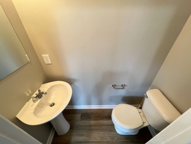 Building Photo - Beautiful Townhouse w/ 1st Floor Bedroom