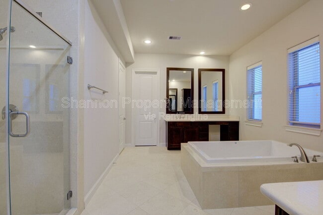 Building Photo - 9627 Fannin Station W