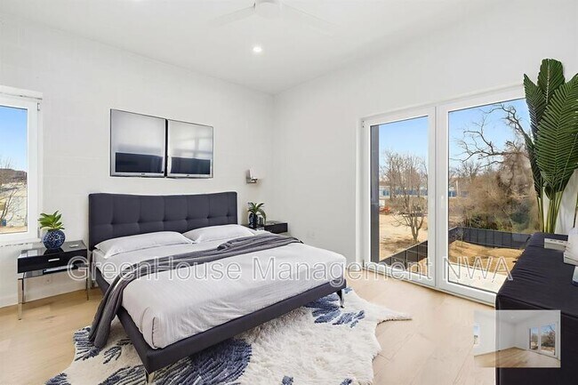 Building Photo - 840 SE 8th St