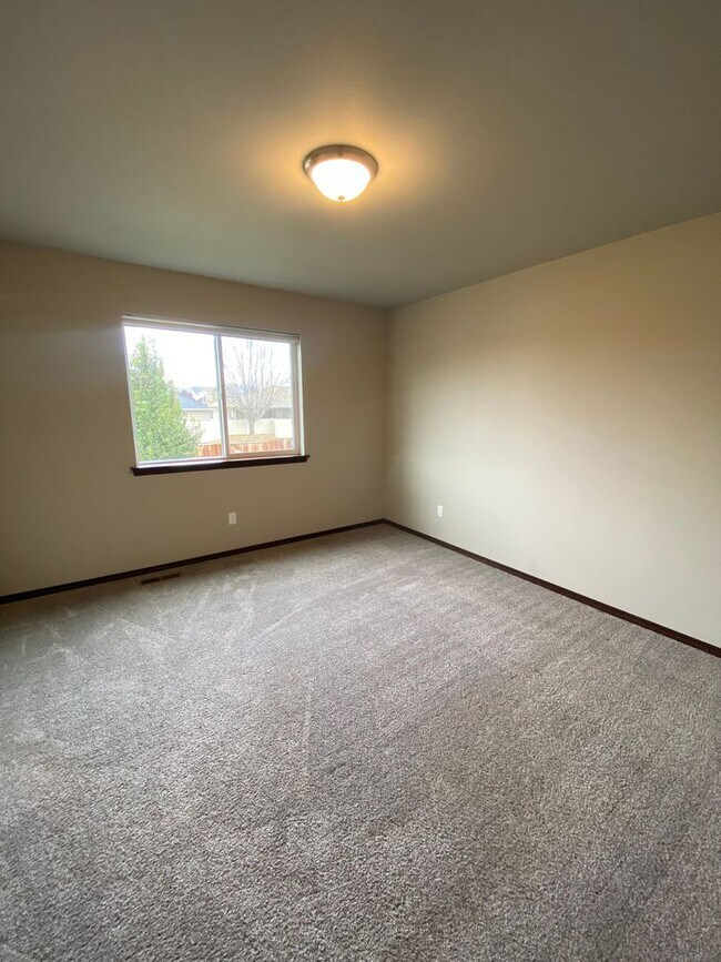 Building Photo - Beautiful 3 Bedroom 2.5  Bathroom Townhome w/ 2-car Garage - in the Eastmont School District!