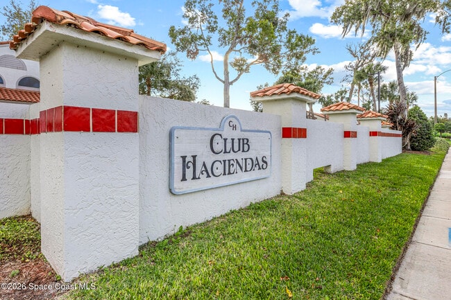 Building Photo - 1141 Country Club Dr