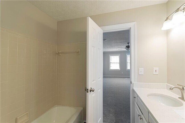 Building Photo - 3165 Henderson Walk