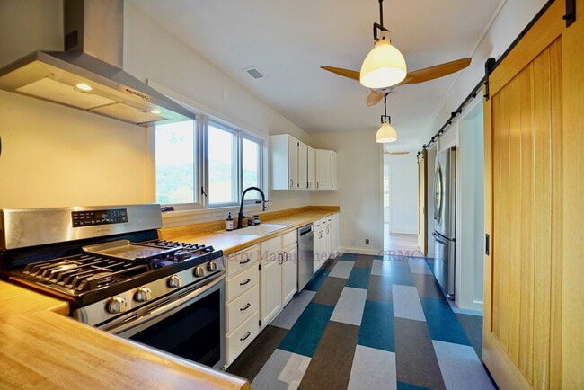 Building Photo - Lovely Two-Story Home With 3 Bedrooms and ...