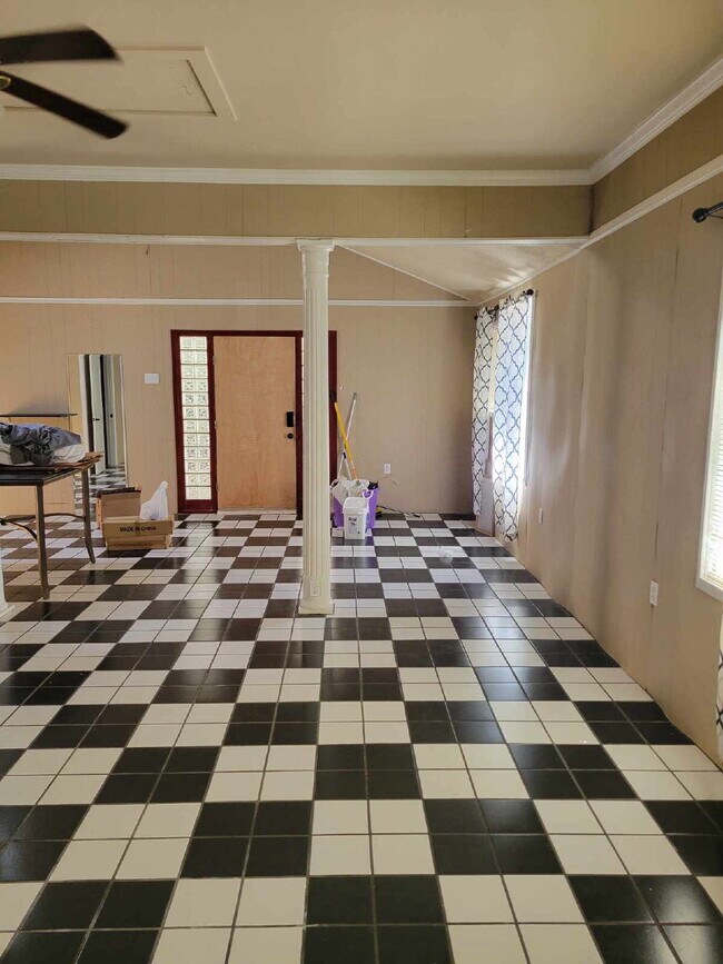 Building Photo - Huge house fully furnished!