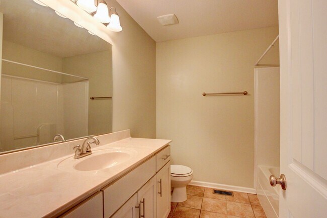 Building Photo - Sweet Splitlevel with Awesome Basement Area