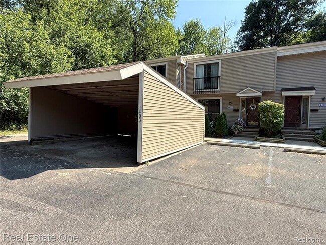 Building Photo - 1403 Oakbrook E Dr