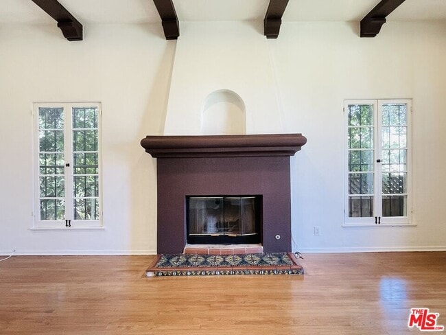 Building Photo - 203 N Doheny Dr