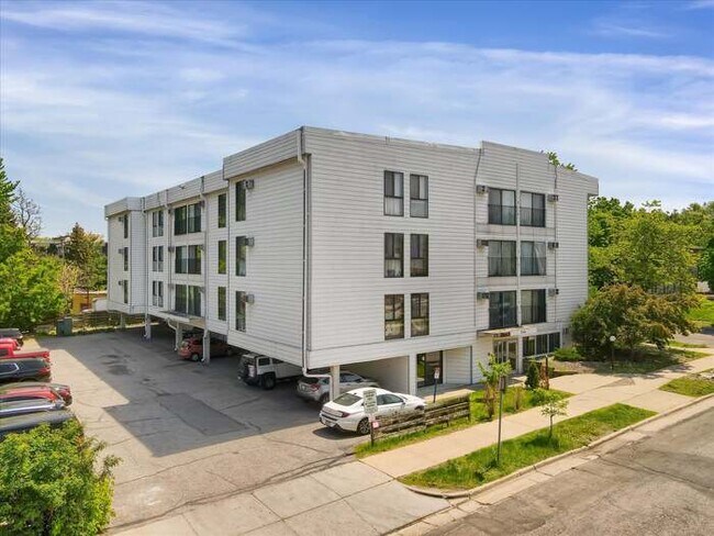 Building Photo - 925 30th Ave S