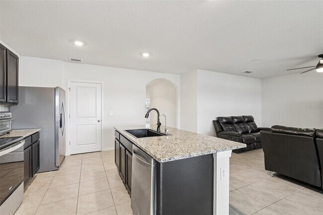 Building Photo - 15825 Mauvewood Ave