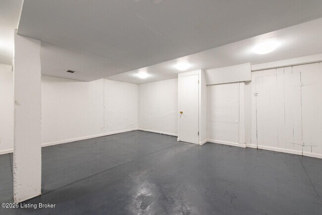 Building Photo - 2032 Lakeside Dr