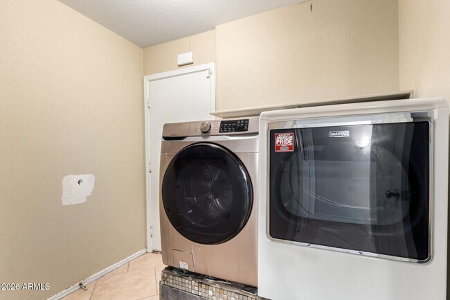 Building Photo - 2425 E Westchester Dr